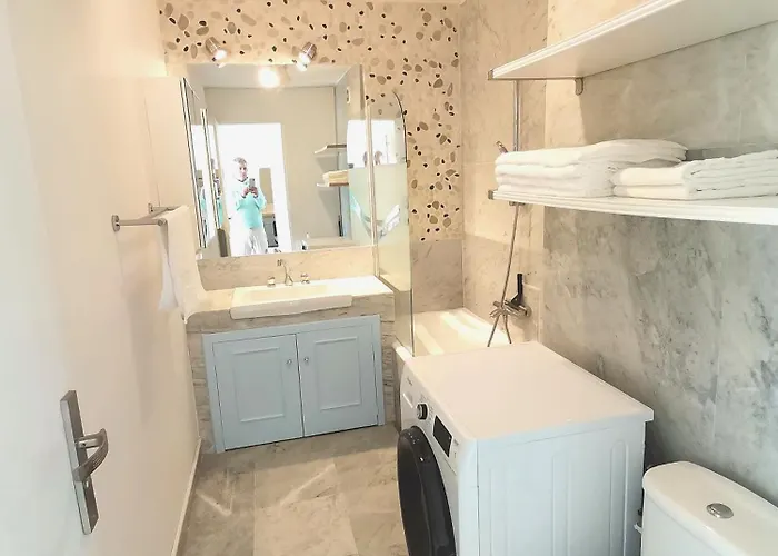 Cap D'antibes Piscine Et *